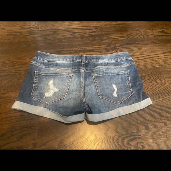 Express cuffed distressed jean shorts size 2 - Picture 2 of 4